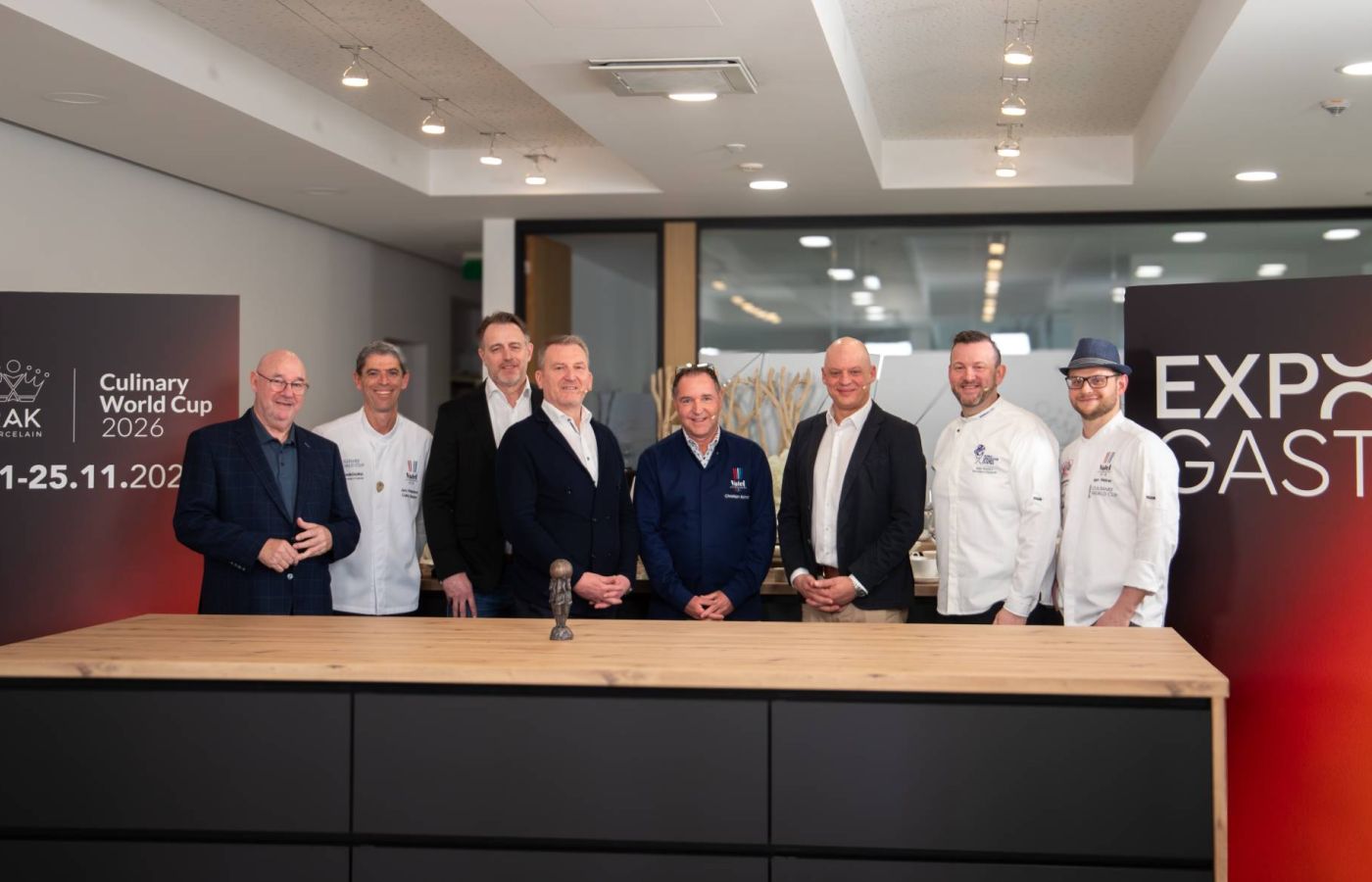 : Claude Peiffer (RAK Porcelain), Carlo Sauber (Vatel Luxembourg et Président du Jury), Serge Hemmer (RAK Porcelain), Sven Bodry (RAK Porcelain), Christian Schmit (Présentateur EXPOGAST), Pascal Bertaux (Luxexpo The Box), Alain Hostert (Vice-Président Vatel Luxembourg), Ben Weber (Président Vatel Luxembourg)