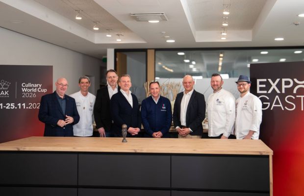 : Claude Peiffer (RAK Porcelain), Carlo Sauber (Vatel Luxembourg et Président du Jury), Serge Hemmer (RAK Porcelain), Sven Bodry (RAK Porcelain), Christian Schmit (Présentateur EXPOGAST), Pascal Bertaux (Luxexpo The Box), Alain Hostert (Vice-Président Vatel Luxembourg), Ben Weber (Président Vatel Luxembourg)